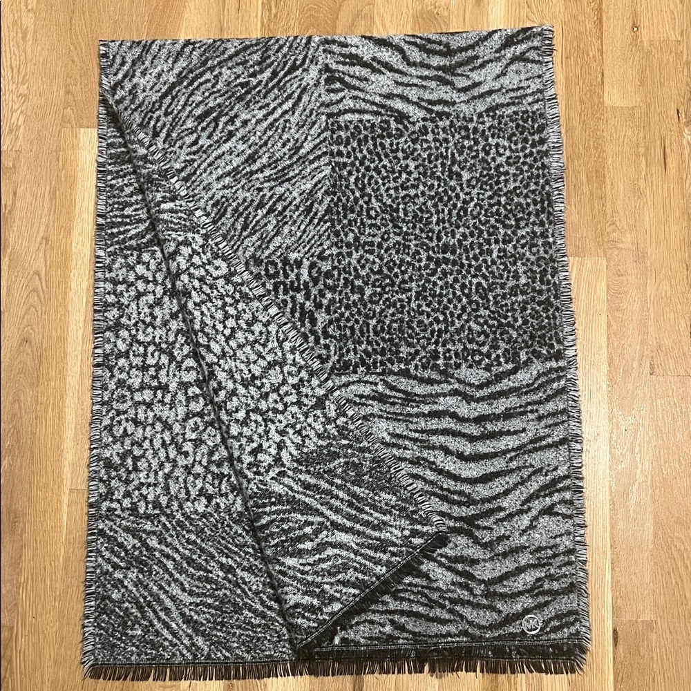 Luxury Animal Print soft scarf - Black and Gray